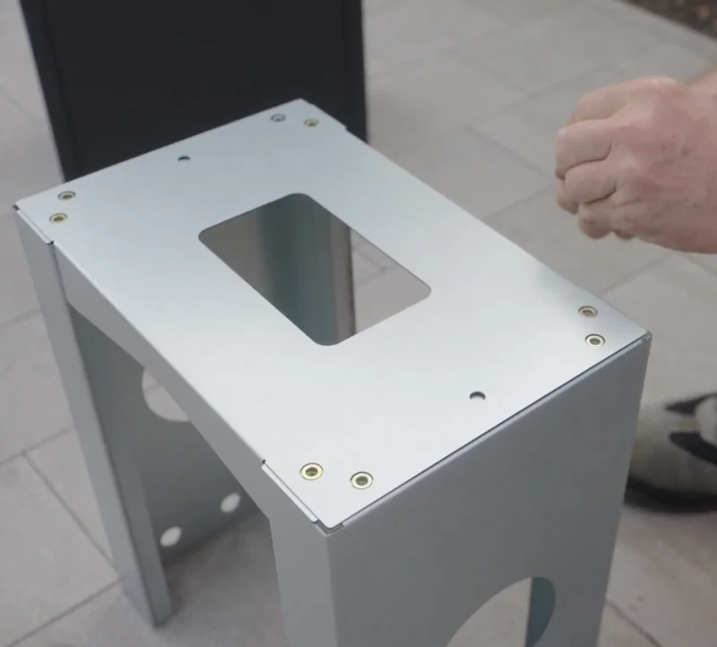 Socle métallique pour boîte aux lettres et boîtes à colis – Montage souterrain