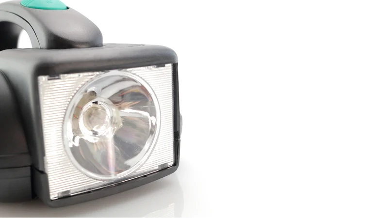 Set à outils composé de 24 accessoires présentés dans une mallette résistante avec lanterne LED intégrée VIZCAYA
