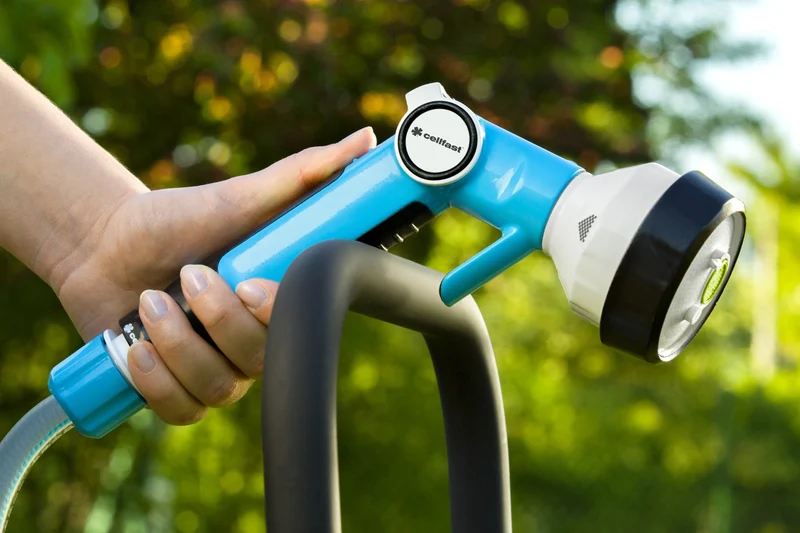 4-functional Garden Hand Sprinkler Gun with Graduated Water Flow Regulation