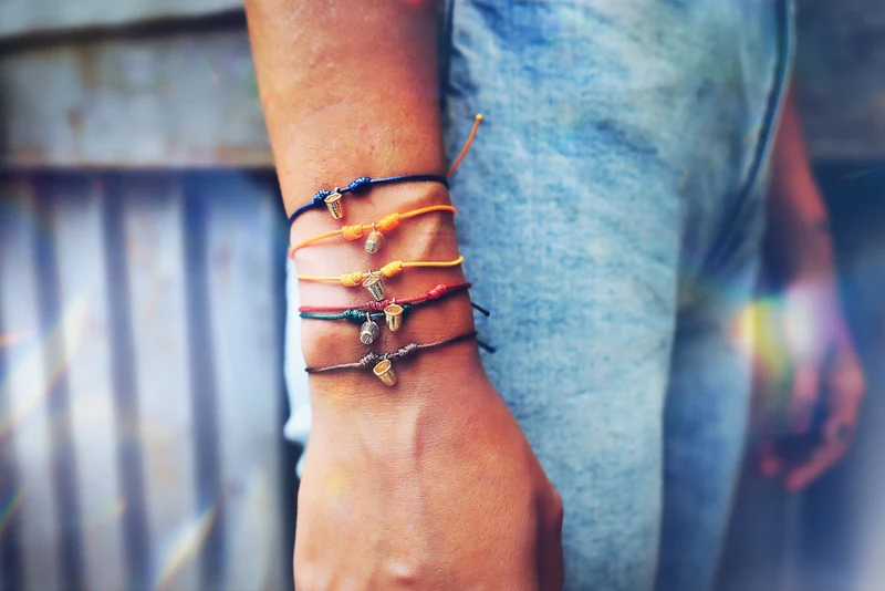 BRACCIALE FILO MAGICO CON DITALE COLORE A SCELTA
