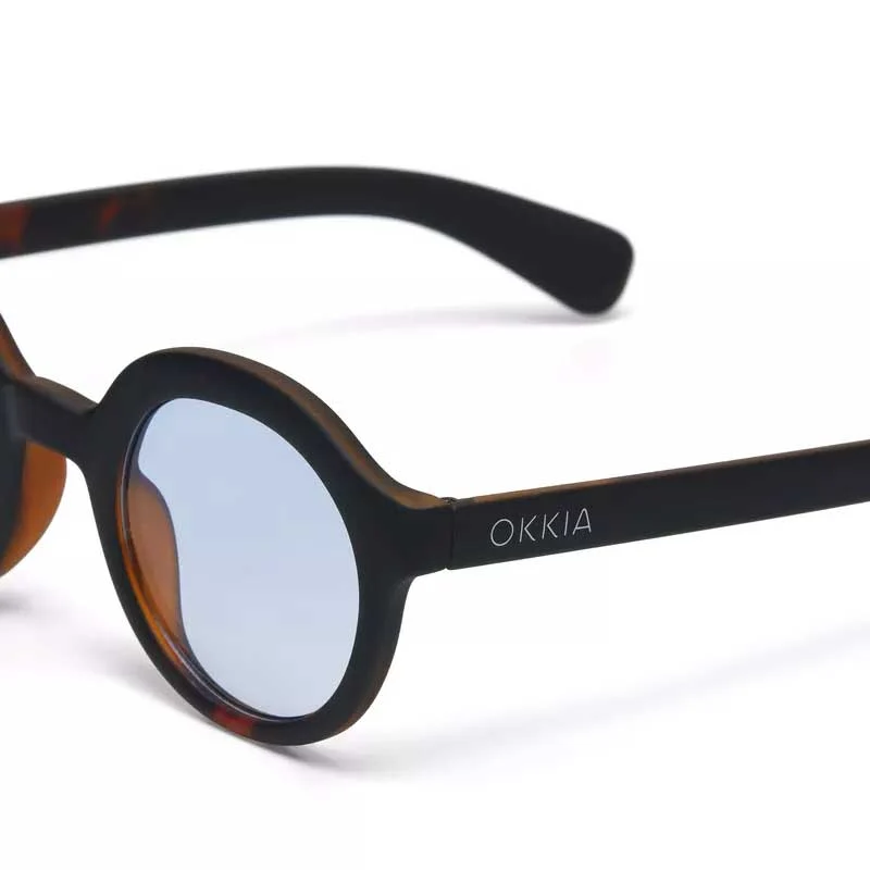 OCCHIALE DA SOLE MODELLO LAURO ROUND COLORE NERO LENTI BLU GRADIENTE OKKIA
