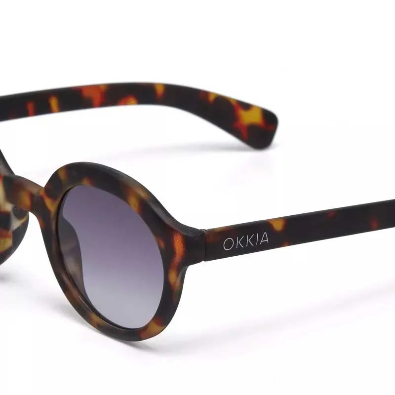 OCCHIALE DA SOLE MODELLO LAURO ROUND COLORE CLASSIC HAVANA LENTI NERO GRADIENTE OKKIA
