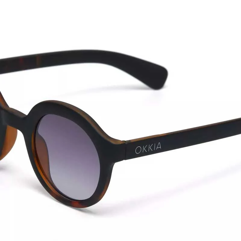 OCCHIALE DA SOLE MODELLO LAURO ROUND COLORE NERO LENTI NERO GRADIENTE OKKIA