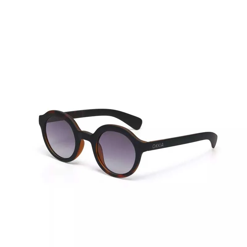 OCCHIALE DA SOLE MODELLO LAURO ROUND COLORE NERO LENTI NERO GRADIENTE OKKIA